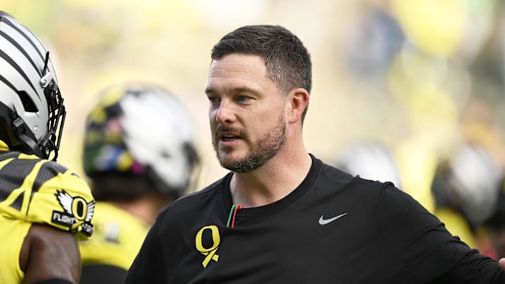 Oct 26, 2024; Eugene, Oregon, USA; Oregon Ducks head coach Dan Lanning visits with players before a game against the Illinois Fighting Illini at Autzen Stadium. 