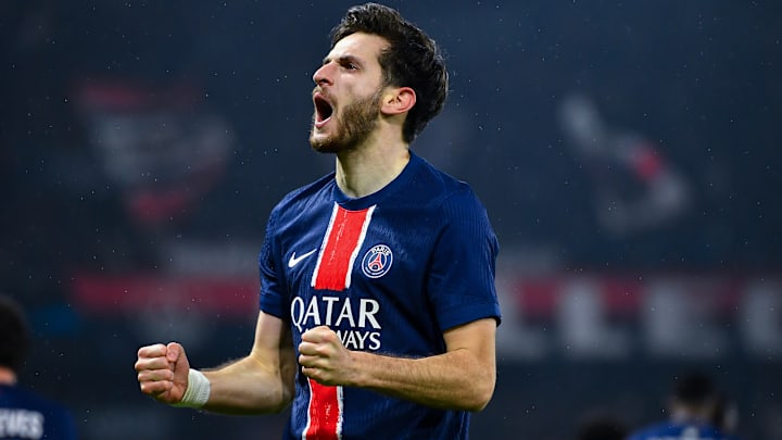 Khvicha Kvaratskhelia est annoncé titulaire.