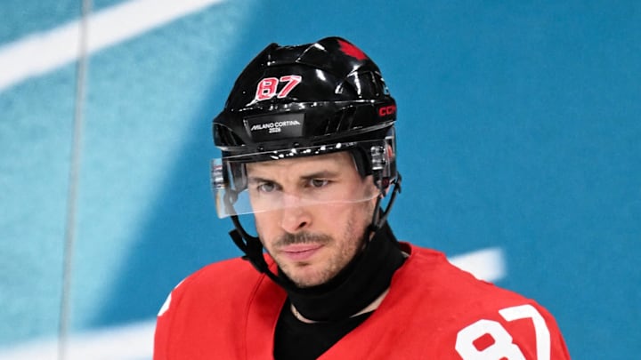 Sidney Crosby (87) of Canada