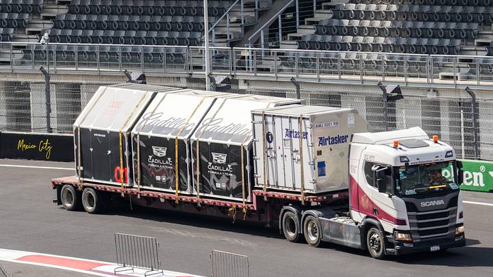 La Fórmula 1 ha llegado a la Ciudad de México, y las más de 50 toneladas de materiales que forman parte del Gran Circo ya se encuentran en resguardo en las instalaciones del Autódromo Hermanos Rodríguez, donde se vivirá una edición más del Gran Premio de la CDMX, del 30 de octubre al 1 de noviembre