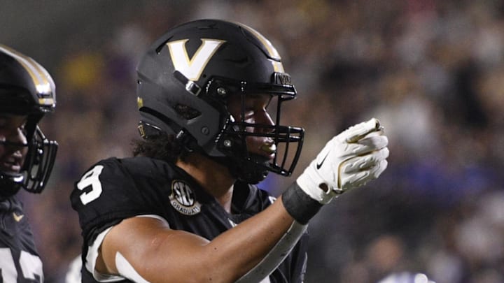Sep 20, 2025; Nashville, Tennessee, USA;  Vanderbilt Commodores tight end Eli Stowers (9) points after making a first down against the Georgia State Panthers during the first half at FirstBank Stadium. 