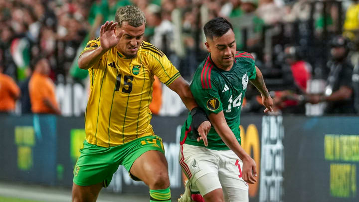 Joel Latibeaudiere de Jamaica y Erick Sánchez de México durante la Copa Oro 2023.