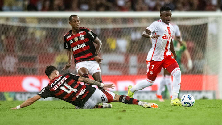 Semelhança física e estilo de jogo em relação a Vini Jr fizeram torcida colorada apelidar o colombiano de Carbonicius