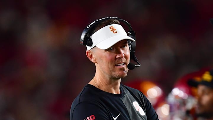 Sep 20, 2025; Los Angeles, California, USA; Southern California Trojans head coach Lincoln Riley speaks with the official during the second half at the Los Angeles Memorial Coliseum. Mandatory Credit: Gary A. Vasquez-Imagn Images Sep 20, 2025; Los Angeles, California, USA; Southern California Trojans head coach Lincoln Riley speaks with the official during the second half at the Los Angeles Memorial Coliseum. Mandatory Credit: Gary A. Vasquez-Imagn Images