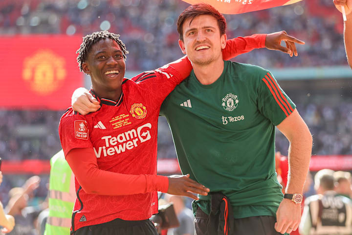 Kobbie Mainoo (left) and Harry Maguire.