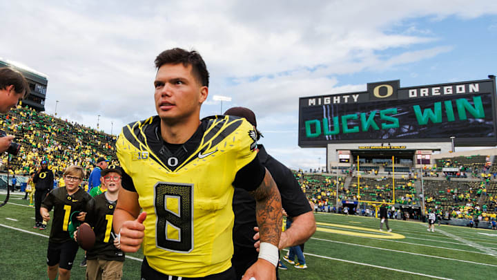 oregon ducks beat illinois fighting ilini in autzen stadium in eugene, oregon. Oregon quarterback dillon gabriel oregon ducks beat illinois fighting ilini in autzen stadium in eugene, oregon. Oregon quarterback dillon gabriel