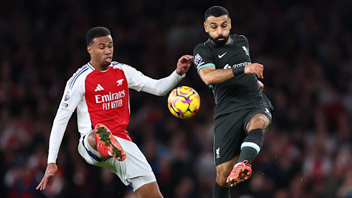 Mohamed Salah im Zweikampf mit Gabriel Mohamed Salah im Zweikampf mit Gabriel