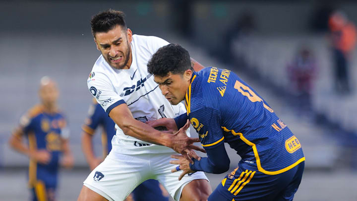 El argentino 'Toto' Salvio de Pumas y su compatriota Nico Ibáñez de Tigres durante la fase regular del Apertura 2023. El argentino 'Toto' Salvio de Pumas y su compatriota Nico Ibáñez de Tigres durante la fase regular del Apertura 2023.