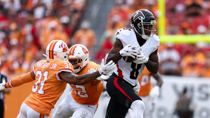 Oct 27, 2024; Tampa, Florida, USA; Atlanta Falcons tight end Kyle Pitts (8) runs with the ball against the Tampa Bay Buccaneers in the second quarter at Raymond James Stadium. Mandatory Credit: Nathan Ray Seebeck-Imagn Images
