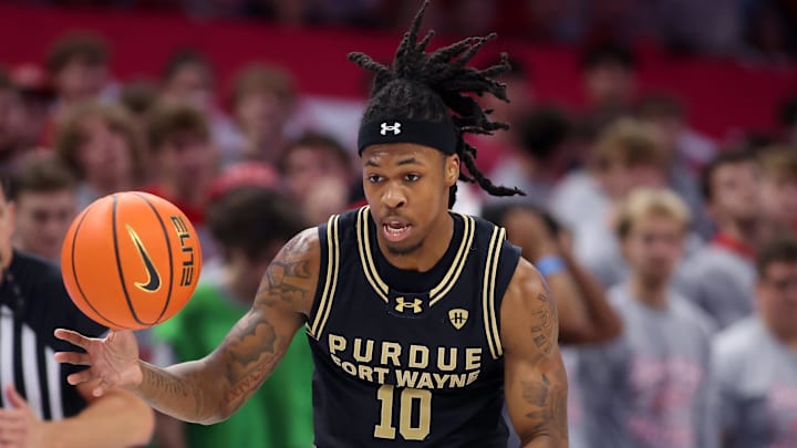 Purdue Fort Wayne Mastodons guard Corey Hadnot II (10) brings the ball up court during the first half against the Ohio State Buckeyes at Value City Arena.