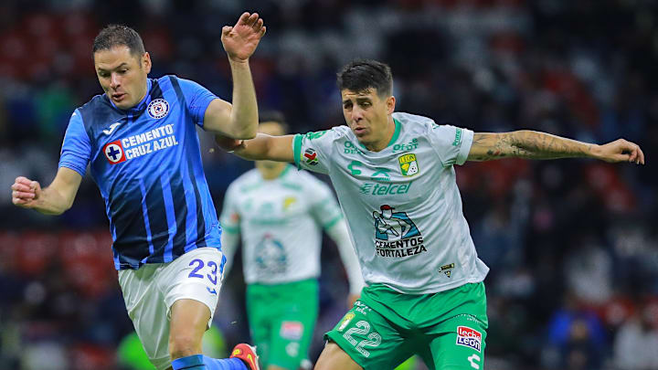El paraguayo Pablo Aguilar (Cruz Azul) y el argentino Santiago Colombatto (León) en el Grita México 2021.