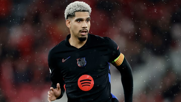 R. Araujo - FC Barcelone