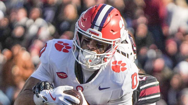 Clemson wide receiver Antonio Williams(0) catches a pass.