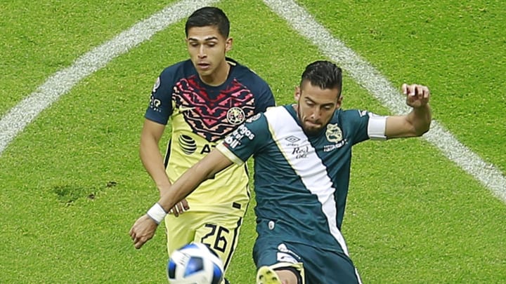 Chava Reyes (América) y George Corral (Puebla). Chava Reyes (América) y George Corral (Puebla).