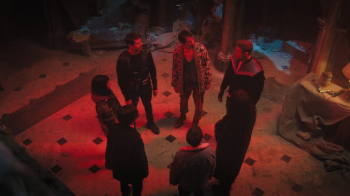 The Umbrella Academy. (L to R) Ritu Arya as Lila Pitts, Aidan Gallagher as Number Five, David Castañeda as Diego Hargreeves, Robert Sheehan as Klaus Hargreeves, Elliot Page as Viktor Hargreeves, Emmy Raver-Lampman as Allison Hargreeves, Tom Hopper as Luther Hargreeves in episode 406 of The Umbrella Academy. Cr. Courtesy Of Netflix © 2024