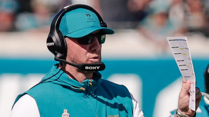 Oct 12, 2025; Jacksonville, Florida, USA;Jacksonville Jaguars head coach Liam Coen calls a play from the sideline against the Seattle Seahawks at EverBank Stadium.. Mandatory Credit: Travis Register-Imagn Images Oct 12, 2025; Jacksonville, Florida, USA;Jacksonville Jaguars head coach Liam Coen calls a play from the sideline against the Seattle Seahawks at EverBank Stadium.. Mandatory Credit: Travis Register-Imagn Images