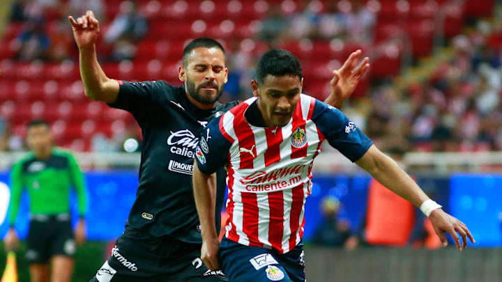 El brasileño Ygor Nogueira (Mazatlán) marca a Gilberto Sepúlveda (Chivas) en el Clausura 2022.