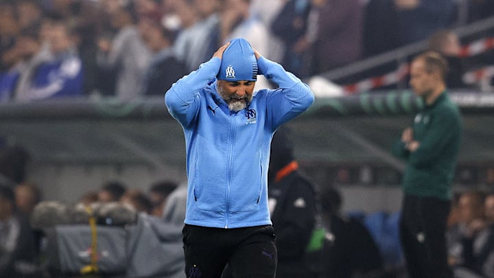 Treinador estava descontente com política de contratações do clube