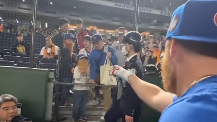 These fans love Justin Turner.