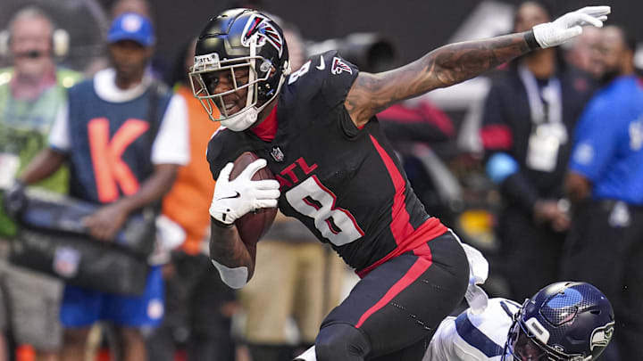Oct 20, 2024; Atlanta, Georgia, USA; Atlanta Falcons tight end Kyle Pitts (8) runs after a catch against Seattle Seahawks linebacker Jerome Baker (17) during the first quarter at Mercedes-Benz Stadium. Mandatory Credit: Dale Zanine-Imagn Images Oct 20, 2024; Atlanta, Georgia, USA; Atlanta Falcons tight end Kyle Pitts (8) runs after a catch against Seattle Seahawks linebacker Jerome Baker (17) during the first quarter at Mercedes-Benz Stadium. Mandatory Credit: Dale Zanine-Imagn Images