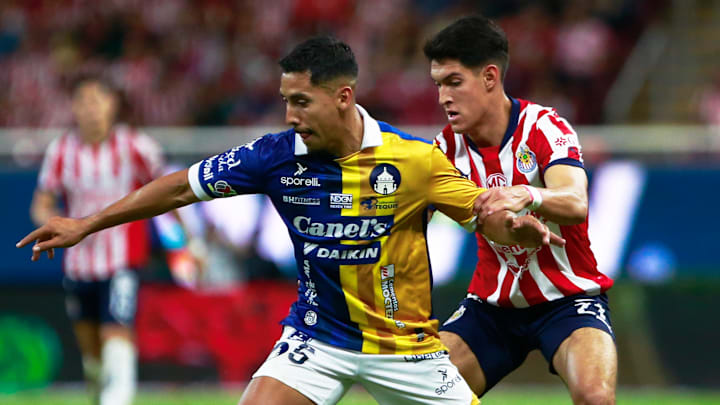 Ricardo Chávez del San Luis y José Castillo de Chivas en el A2024