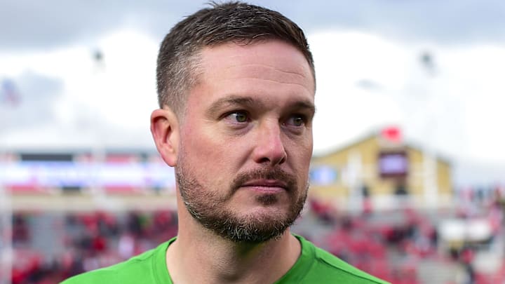 Oct 28, 2023; Salt Lake City, Utah, USA; Oregon Ducks head coach Dan Lanning congratulates players after defeating the Utah Utes at Rice-Eccles Stadium. Mandatory Credit: Christopher Creveling-Imagn Images Oct 28, 2023; Salt Lake City, Utah, USA; Oregon Ducks head coach Dan Lanning congratulates players after defeating the Utah Utes at Rice-Eccles Stadium. Mandatory Credit: Christopher Creveling-Imagn Images