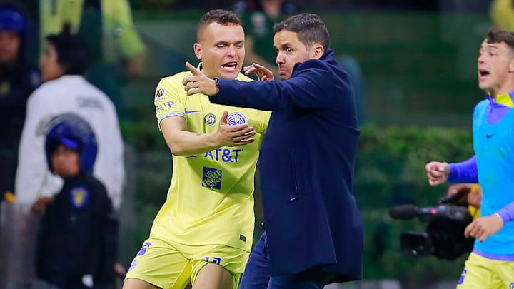 Cuando Nicolás Larcamón se disponía a perseguir a Fernando Ortiz, Jonathan Rodríguez intentó detenerlo.