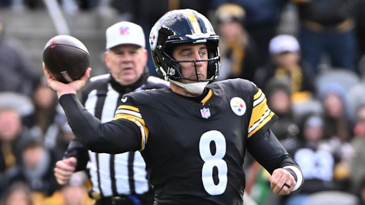 Steelers quarterback Aaron Rodgers has several broken bones in his left wrist.