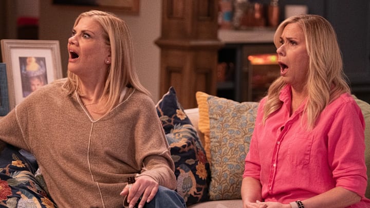 Leanne. (L to R) Kristen Johnston as Carol and Leanne Morgan in Episode #105 of Leanne