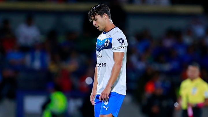 El español Óliver Torres se fue suspendido ante Cruz Azul