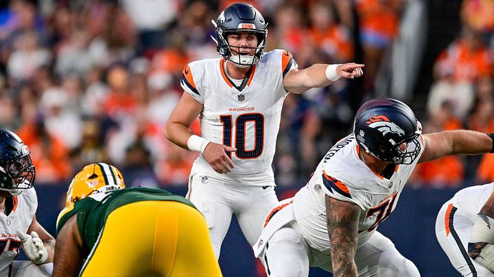 Bo Nix calls the signals at the line of scrimmage. Bo Nix calls the signals at the line of scrimmage.