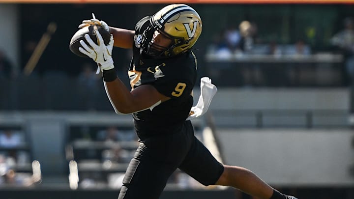 Oct 18, 2025; Nashville, Tennessee, USA;  Vanderbilt Commodores tight end Eli Stowers (9) makes a catch against the Louisiana State Tigers during the first half at FirstBank Stadium. 