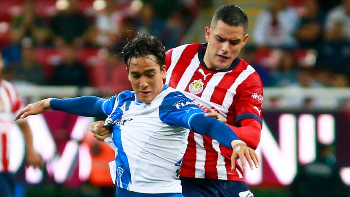 Daniel Aguilar del Puebla cubre el esférico de Sergio Flores de Chivas en el Apertura 2022. Daniel Aguilar del Puebla cubre el esférico de Sergio Flores de Chivas en el Apertura 2022.