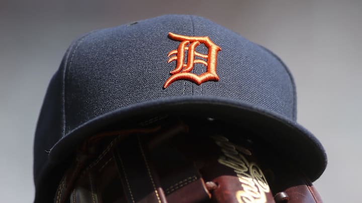 Detroit Tigers hat and glove