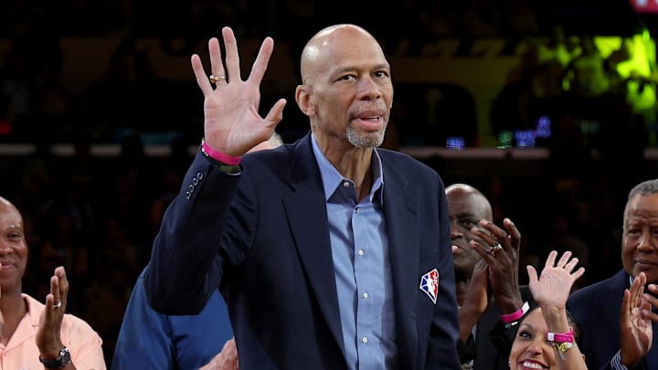 Kareem Abdul-Jabbar jugó en los  Milwaukee Bucks y Los Angeles Lakers