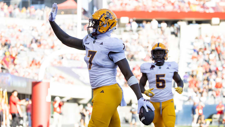 Nov 30, 2024; Tucson, Arizona, USA; Arizona State Sun Devils tight end Chamon Metayer (7) waves to the fans as he celebrates a touchdown against the Arizona Wildcats during the Territorial Cup at Arizona Stadium. Mandatory Credit: Mark J. Rebilas-Imagn Images Nov 30, 2024; Tucson, Arizona, USA; Arizona State Sun Devils tight end Chamon Metayer (7) waves to the fans as he celebrates a touchdown against the Arizona Wildcats during the Territorial Cup at Arizona Stadium. Mandatory Credit: Mark J. Rebilas-Imagn Images