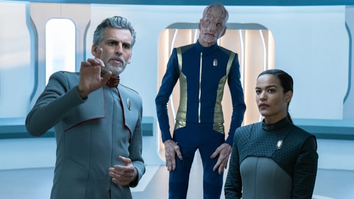 “Scavengers” — Ep#306 — Pictured: Oded Fehr as Admiral Vance, Doug Jones as Saru and Vanessa Jackson as Lt. Willa of the CBS All Access series STAR TREK: DISCOVERY. Photo Cr: Michael Gibson/CBS ©2020 CBS Interactive, Inc. All Rights Reserved. “Scavengers” — Ep#306 — Pictured: Oded Fehr as Admiral Vance, Doug Jones as Saru and Vanessa Jackson as Lt. Willa of the CBS All Access series STAR TREK: DISCOVERY. Photo Cr: Michael Gibson/CBS ©2020 CBS Interactive, Inc. All Rights Reserved.