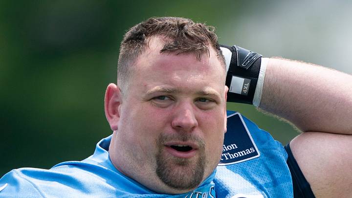 Tennessee Titans guard Kevin Zeitler heads for the locker room