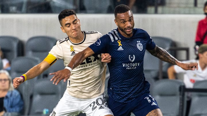 El colombiano Eduard Atuesta (LAFC) y el hondureño Roger Espinoza (Kansas) durante la temporada 2021.