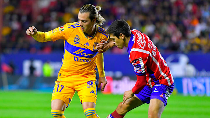 Sebastián Córdova de Tigres y el uruguayo Juan Sanabria de San Luis durante el Apertura 2024