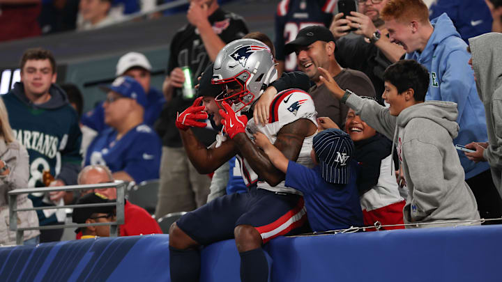 Aug 21, 2025; East Rutherford, New Jersey, USA; New England Patriots wide receiver Jeremiah Webb (29) celebrates with fans after scoring a touchdown during the first half against the New York Giants at MetLife Stadium. Mandatory Credit: Vincent Carchietta-Imagn Images Aug 21, 2025; East Rutherford, New Jersey, USA; New England Patriots wide receiver Jeremiah Webb (29) celebrates with fans after scoring a touchdown during the first half against the New York Giants at MetLife Stadium. Mandatory Credit: Vincent Carchietta-Imagn Images