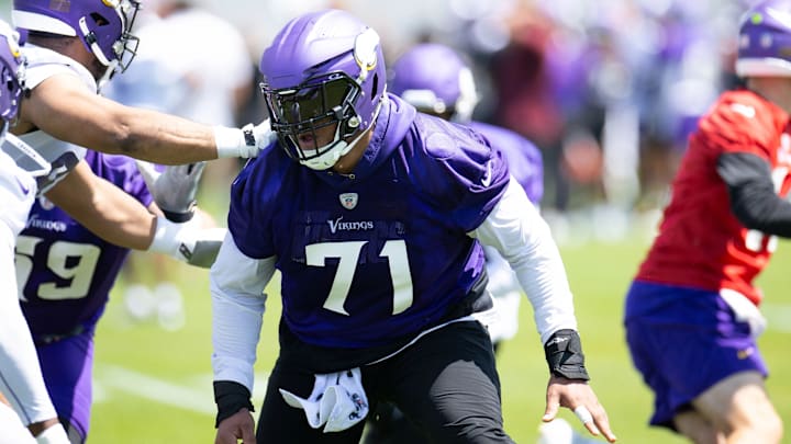 Vikings left tackle Christian Darrisaw at an offseason practice.