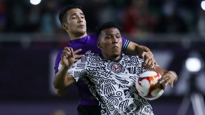 El chileno Nico Díaz (Mazatlán) cubriendo al colombiano Roger Martínez (América) en el Torneo Grita México 2021.