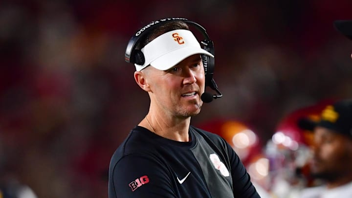 Sep 20, 2025; Los Angeles, California, USA; Southern California Trojans head coach Lincoln Riley speaks with the official during the second half at the Los Angeles Memorial Coliseum. Mandatory Credit: Gary A. Vasquez-Imagn Images Sep 20, 2025; Los Angeles, California, USA; Southern California Trojans head coach Lincoln Riley speaks with the official during the second half at the Los Angeles Memorial Coliseum. Mandatory Credit: Gary A. Vasquez-Imagn Images