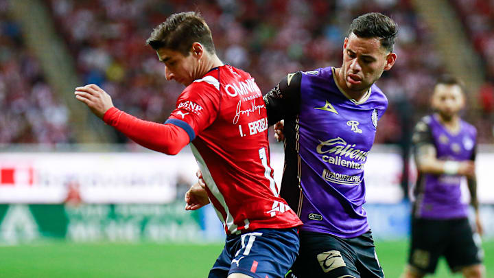 Isaác Brizuela de Chivas y Raúl Sandoval de Mazatlán durante el Torneo Clausura 2023 de la Liga MX.