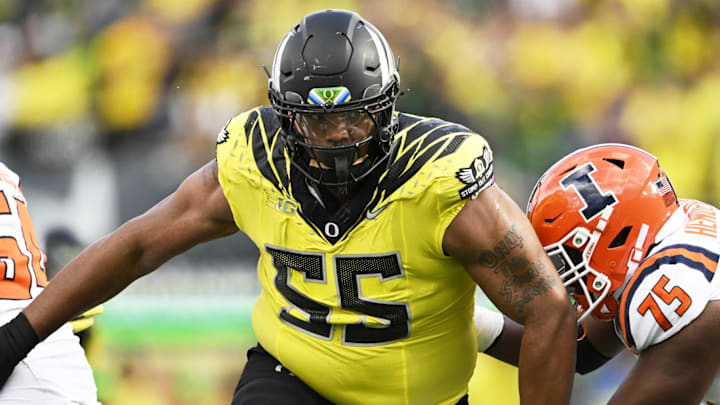Oct 26, 2024; Eugene, Oregon, USA; Oregon Ducks defensive lineman Derrick Harmon (55) breaks past Illinois Fighting Illini offensive lineman Brandon Henderson (75) during the second half at Autzen Stadium. Mandatory Credit: Troy Wayrynen-Imagn Images Oct 26, 2024; Eugene, Oregon, USA; Oregon Ducks defensive lineman Derrick Harmon (55) breaks past Illinois Fighting Illini offensive lineman Brandon Henderson (75) during the second half at Autzen Stadium. Mandatory Credit: Troy Wayrynen-Imagn Images