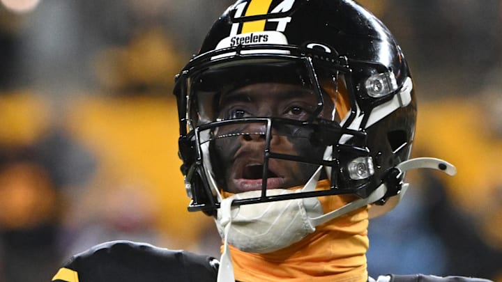 Former Pittsburgh Steelers wide receiver George Pickens (14) warms up for a game against the Cincinnati Bengals at Acrisure Stadium.