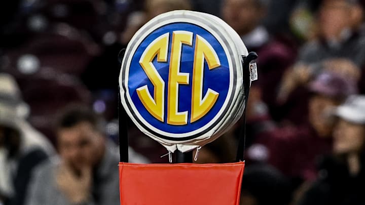 A detailed view of the SEC logo on a chain marker