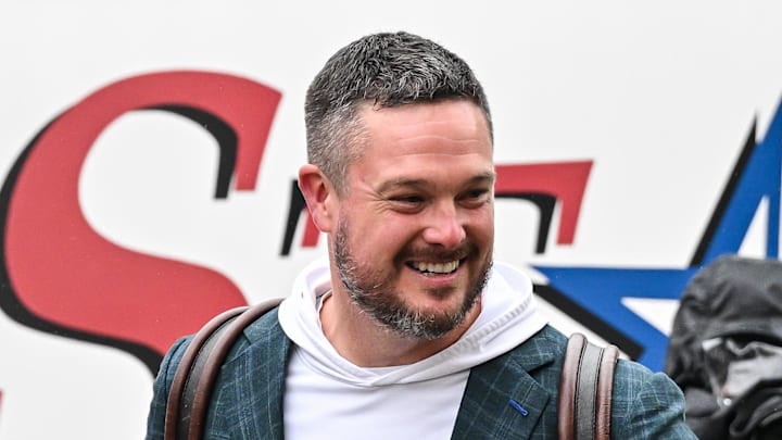 Nov 8, 2025; Iowa City, Iowa, USA; Oregon Ducks head coach Dan Lanning enters Kinnick Stadium before the game against the Iowa Hawkeyes. Mandatory Credit: Jeffrey Becker-Imagn Images Nov 8, 2025; Iowa City, Iowa, USA; Oregon Ducks head coach Dan Lanning enters Kinnick Stadium before the game against the Iowa Hawkeyes. Mandatory Credit: Jeffrey Becker-Imagn Images