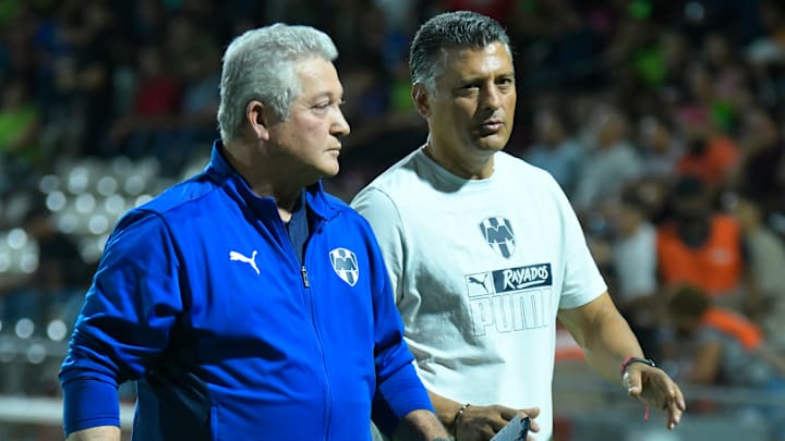 El técnico de Rayados, Víctor Manuel Vucetich, conversa con su asistente Sergio Almaguer.